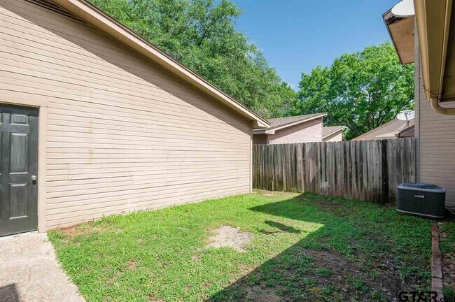 Building Photo - 5825 Hollytree Dr