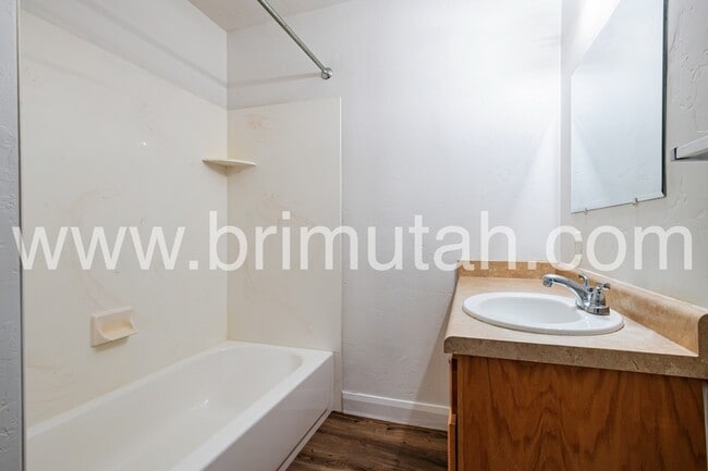 Building Photo - 2241 E Laney Ave