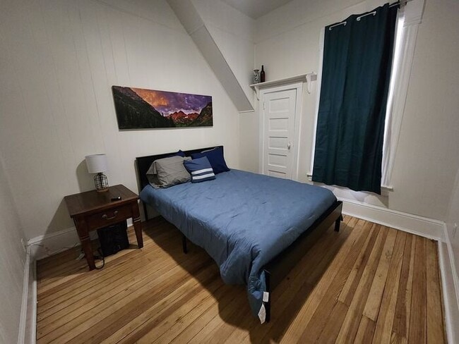 Building Photo - 1 Bed 1 Bath right in Old Colorado City