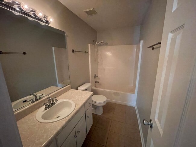 Building Photo - 2 Bedroom END UNIT Townhome in Columbia County