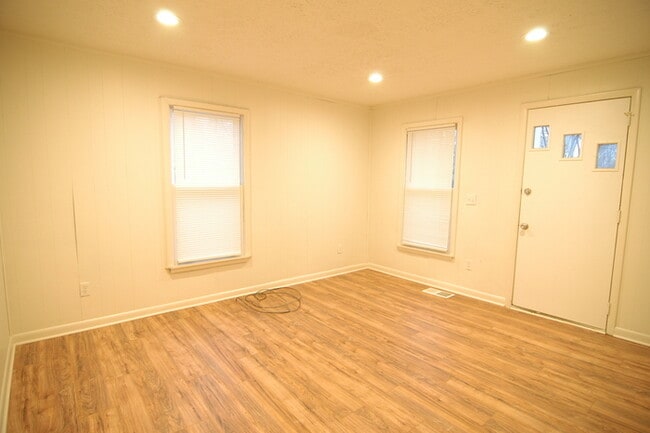 Building Photo - Cottage Style Home Super Close to Downtown!