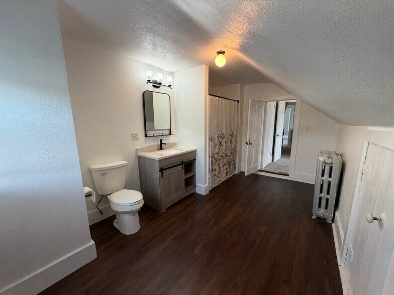 Upstairs Full Bath - 2515 Jackson St