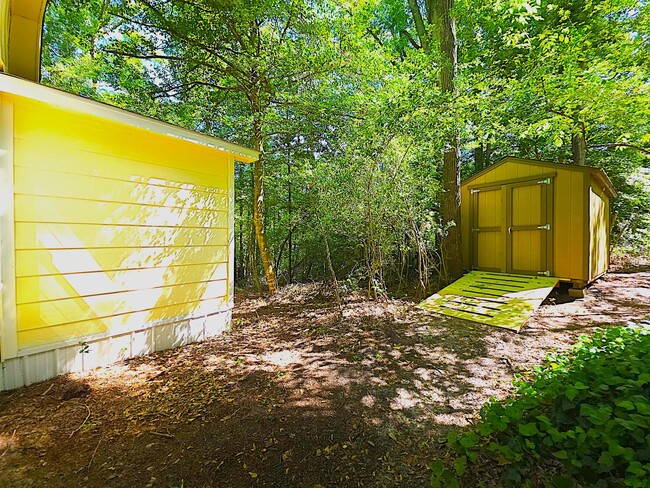 Building Photo - Welcome to this charming 3 bedroom, 2 bath...