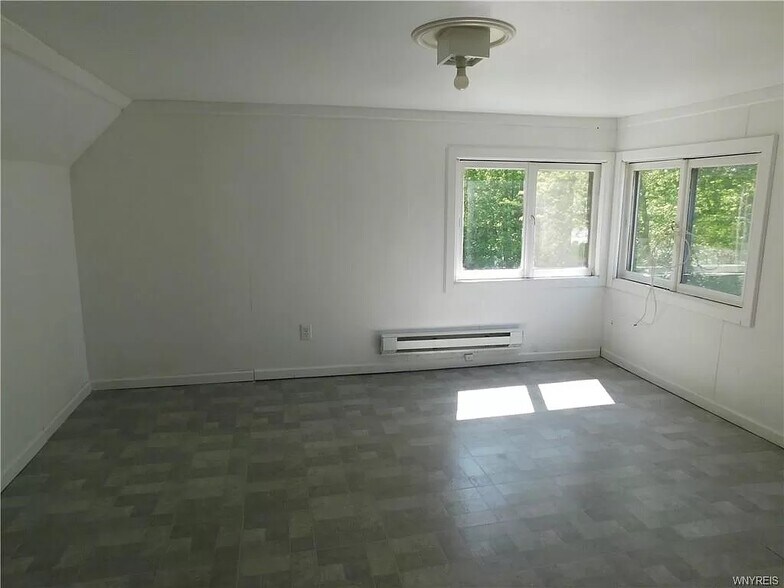 Building Photo - 395 Davey St