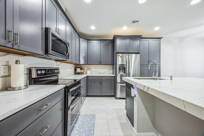 Building Photo - 16369 Oakview Dr