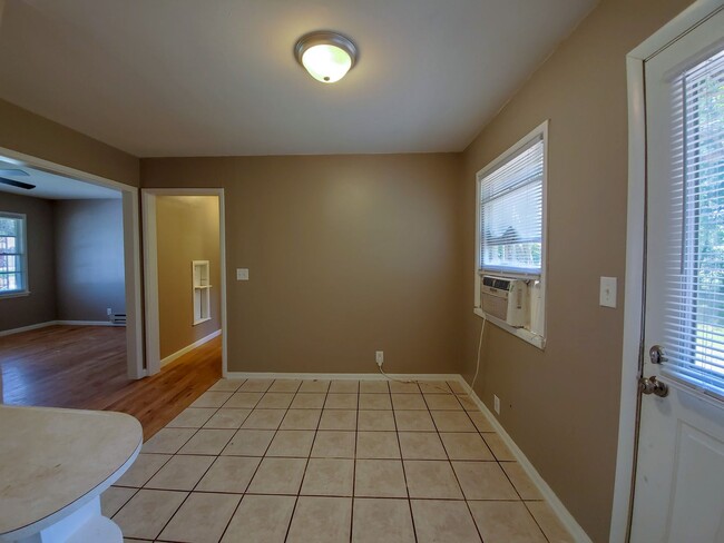 Building Photo - 2 bedroom 1 bath bungalow in Shawnee.