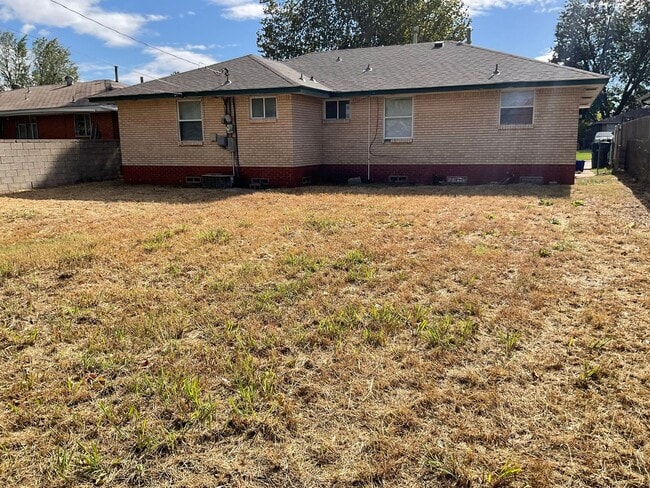 Building Photo - 3 Bed, 2 Bath, 1 Car Garage