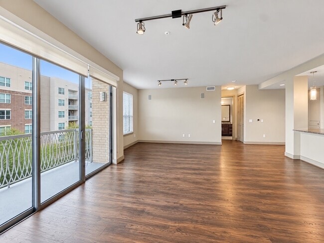 Building Photo - 10401 Town & Country Way