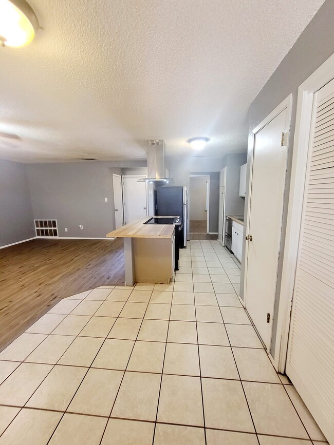 Building Photo - 4017 Eastridge Dr