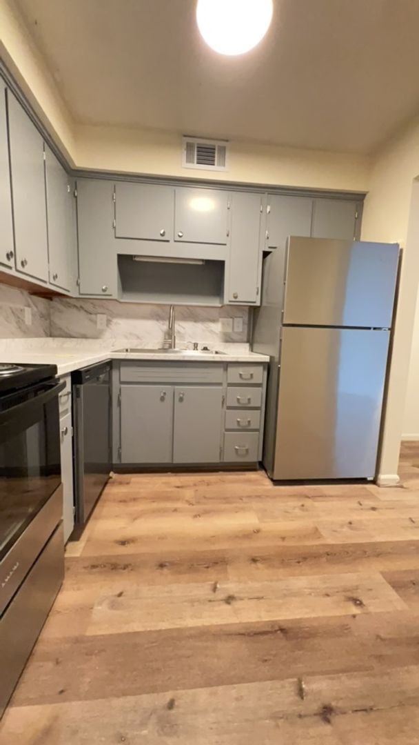 Building Photo - Oak Grove Village Apartments- Close to Lew...