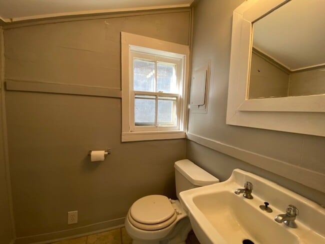 Building Photo - 1-198 1/2 E High St