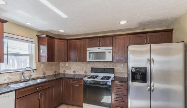 Building Photo - Available for a 10 month lease!! 4 bed, 2 bath less than a mile to campus! Pre-leasing for August...