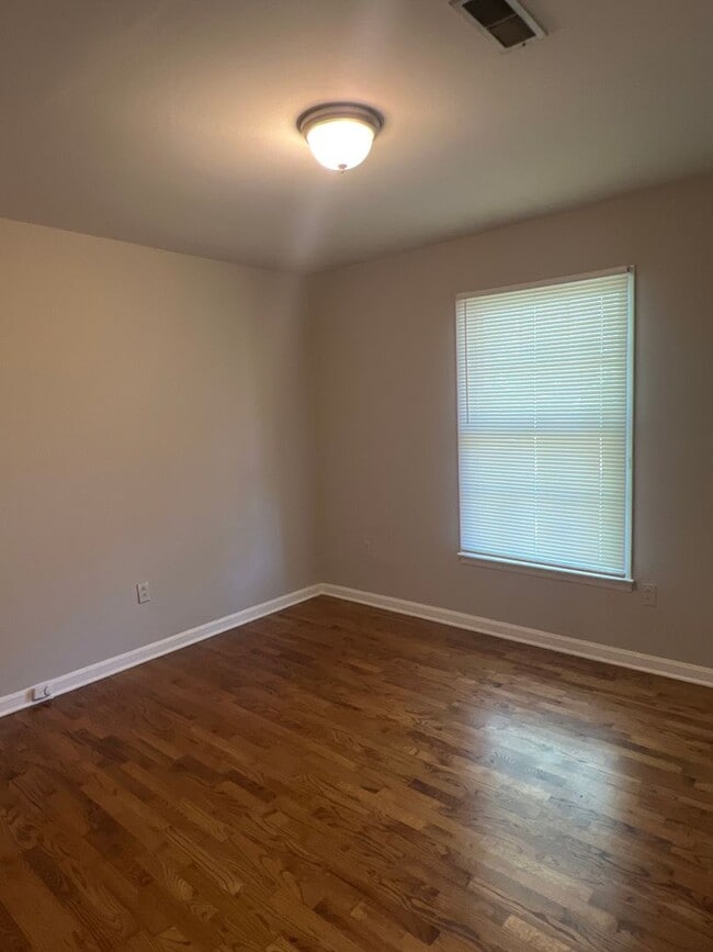 Building Photo - Two Bedroom One Bath