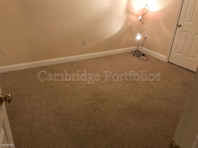 Building Photo - 320 Waltham St