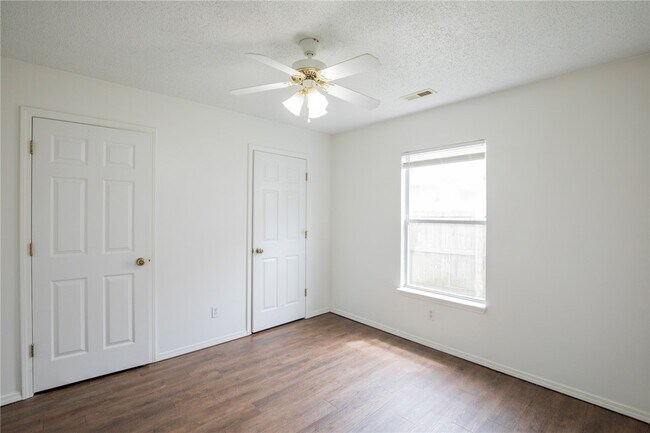 Building Photo - 2509 Parkcrest Dr