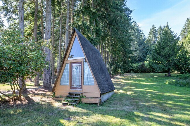 Building Photo - SHORT TERM LEASES! 1-6 months - 3-Bedroom ...