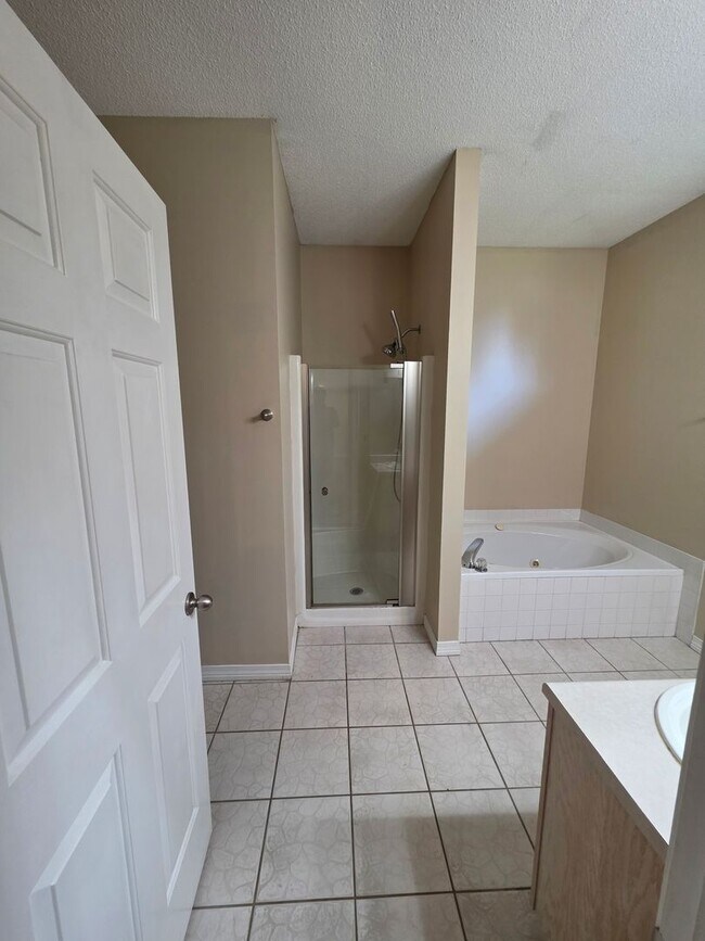 Building Photo - MOVE IN SPECIAL - 2 WEEKS FREE RENT - 3BR ...