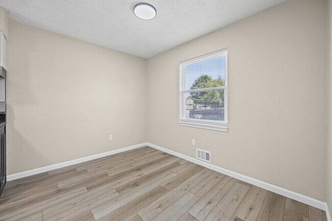 Building Photo - 14 Elm St