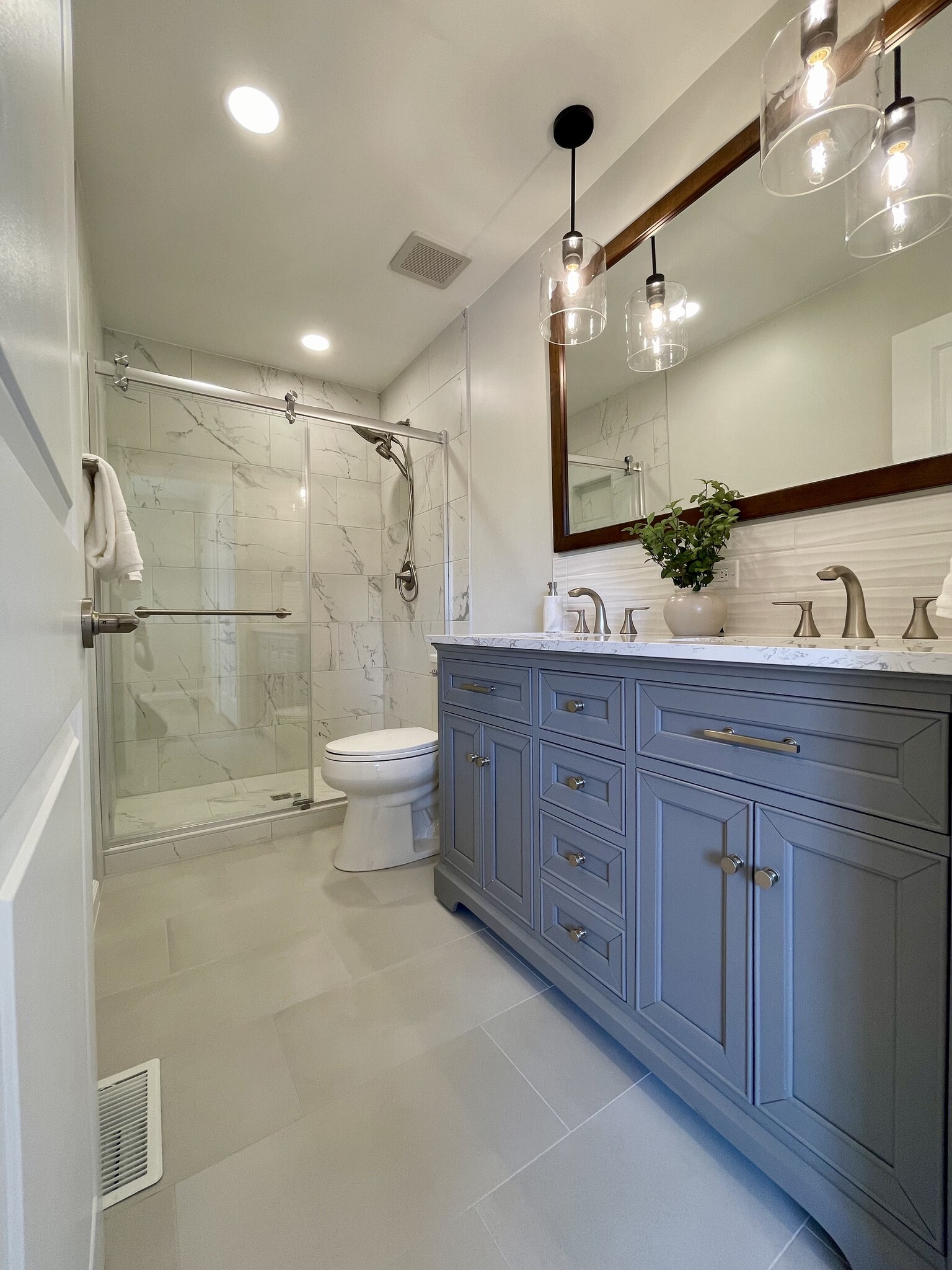 Master Bathroom (Upstairs) - 16180 Apple Ln