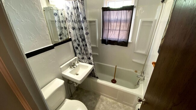 Building Photo - 4 Bedroom 1.5 Bath House with Washer and D...