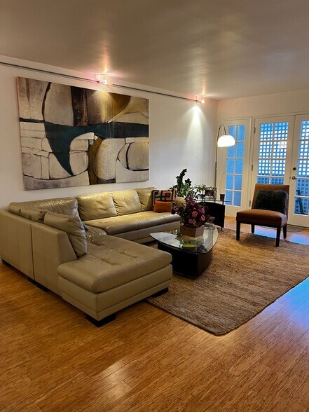 Living/family w/ french doors leading to balcony - 901 10th St