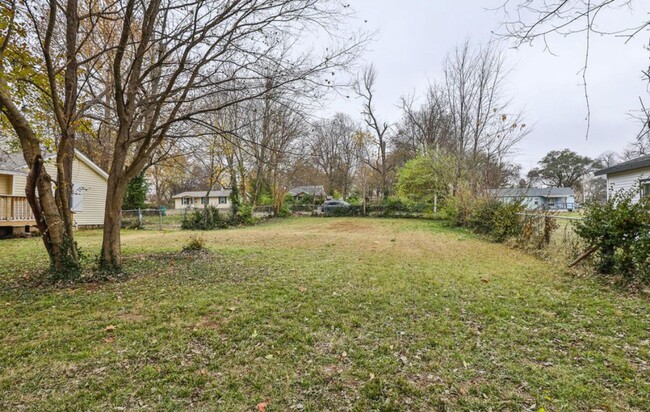 Building Photo - 3 bedroom | 1 bathroom | Fenced Backyard, ...