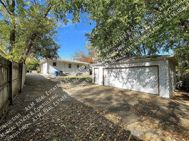 Building Photo - TOTALLY REMODELED!! This 3 bedroom, 1.5 ba...