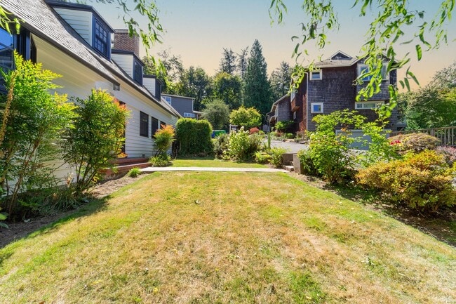 Building Photo - Luxurious Portland Heights home tucked away on a private street on nearly half an acre.