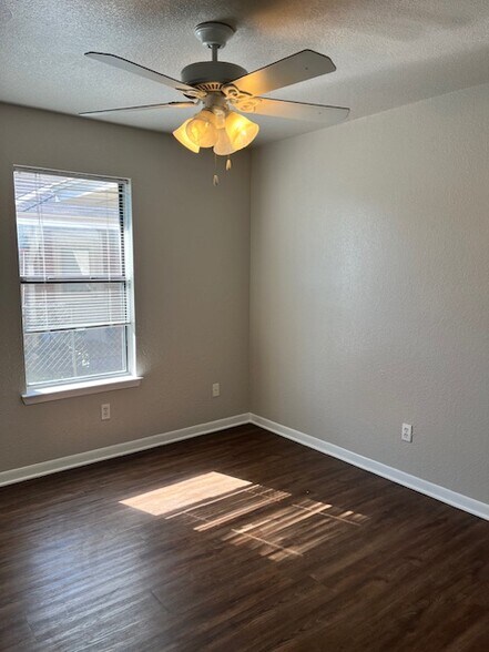 Building Photo - 2103 Agate Dr