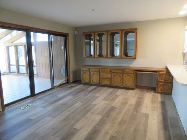 Building Photo - Huge Tri-Level Duplex