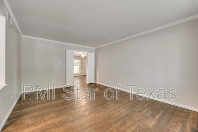 Building Photo - 11643 Rogue Way