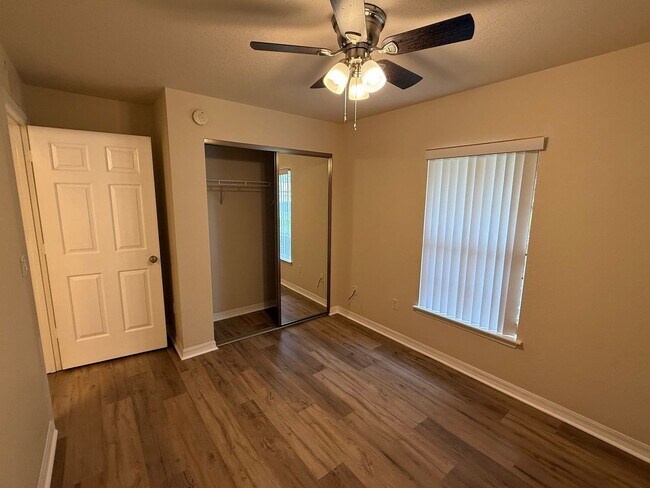 Building Photo - 2 Bedroom/2 Bathroom Apartment