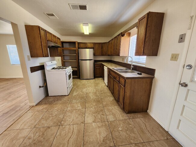 Building Photo - 216 N Casa Grande Ave