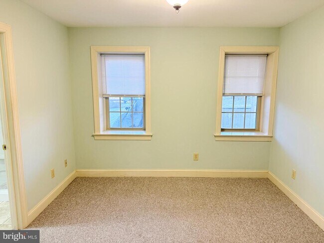 Building Photo - 101 King St