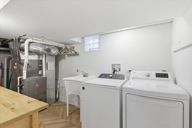 Building Photo - 9237 Lincolnwood Dr