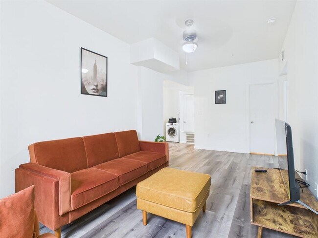 Building Photo - 911 W 22nd St