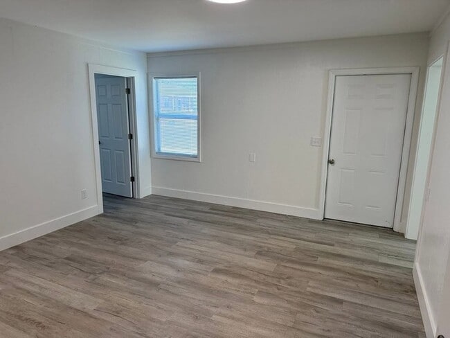 Building Photo - 185 Moss Ln