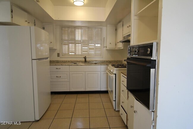 Building Photo - 317 Thunderbird Dr