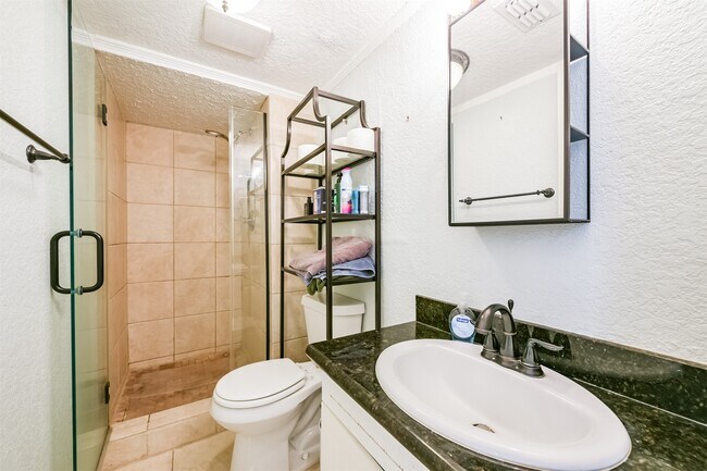 Building Photo - 201 Meadowlawn St