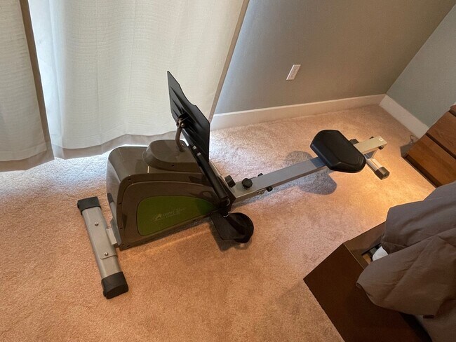 Building Photo - 1951 N Beachwood Dr