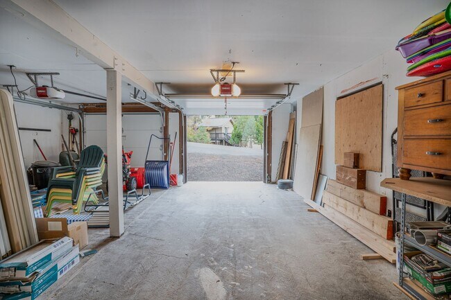 Building Photo - SKI LEASE:  Family Home with 1-Car Garage,...