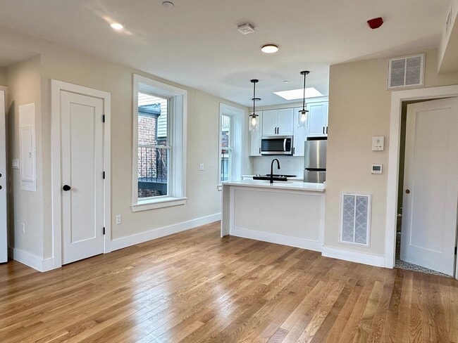 Building Photo - Nicely renovated 2 bed condo in the heart of the North End.