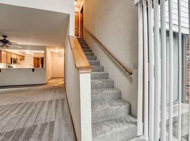 Building Photo - Beautiful 3bed/3bath Townhome Available in Westside Norman!!