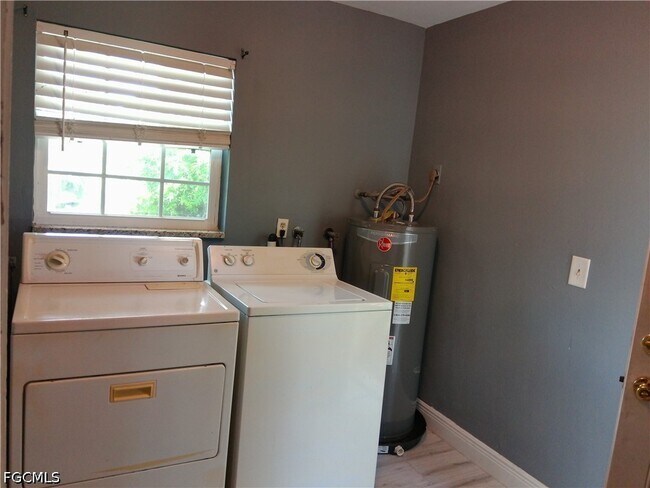 Building Photo - 893 Iris Dr