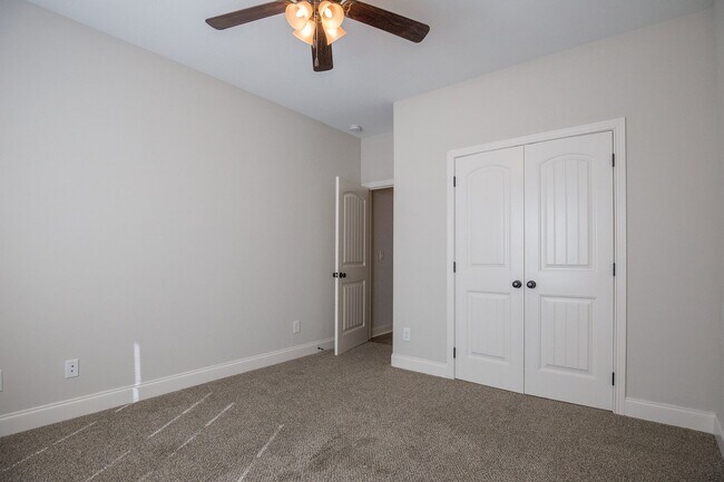 Building Photo - Huge 4 bd 3 ba Sango Go!