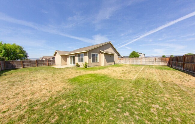 Building Photo - Open Floor Plan Home with Large Fenced Yard