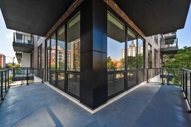 Building Photo - 812 W Adams St