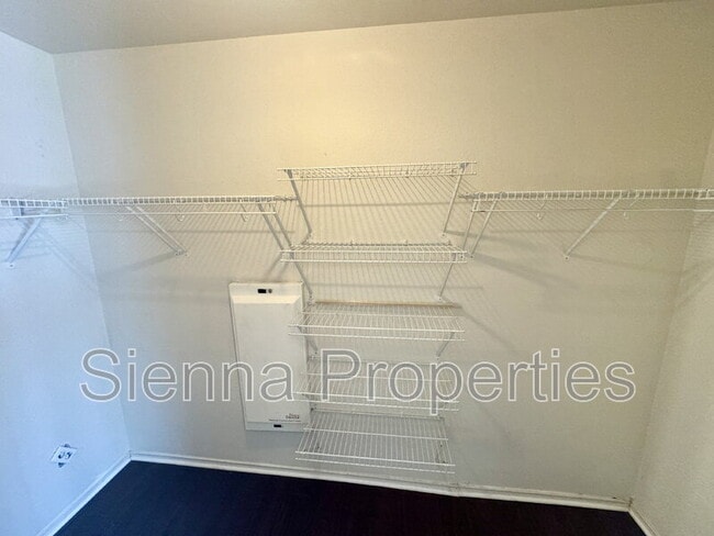Building Photo - 295 Strawn