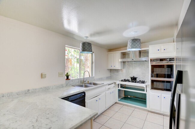 Building Photo - SPARKLING POOL! 4 BEDROOM