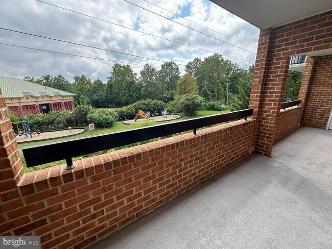 Building Photo - 6924 Fairfax Dr